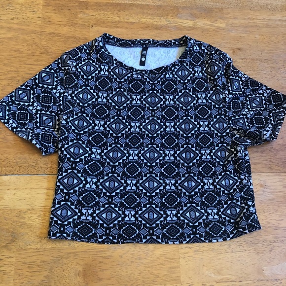 RT crop shirt sleeve top with cute pattern Sz L - Picture 1 of 7